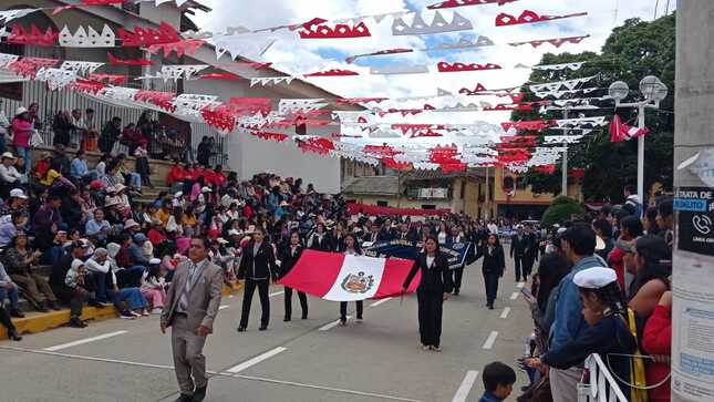 Con paso firme, La Unidad de Gestión Educativa Local de Ayabaca,  representada por nuestro Director, Mag. Luis Alberto Esteves Márquez,  y demás trabajadores,  participando en el desfile cívico patriótico por los 202 aniversario de la independencia del Perú. 
¡Viva el Perú!