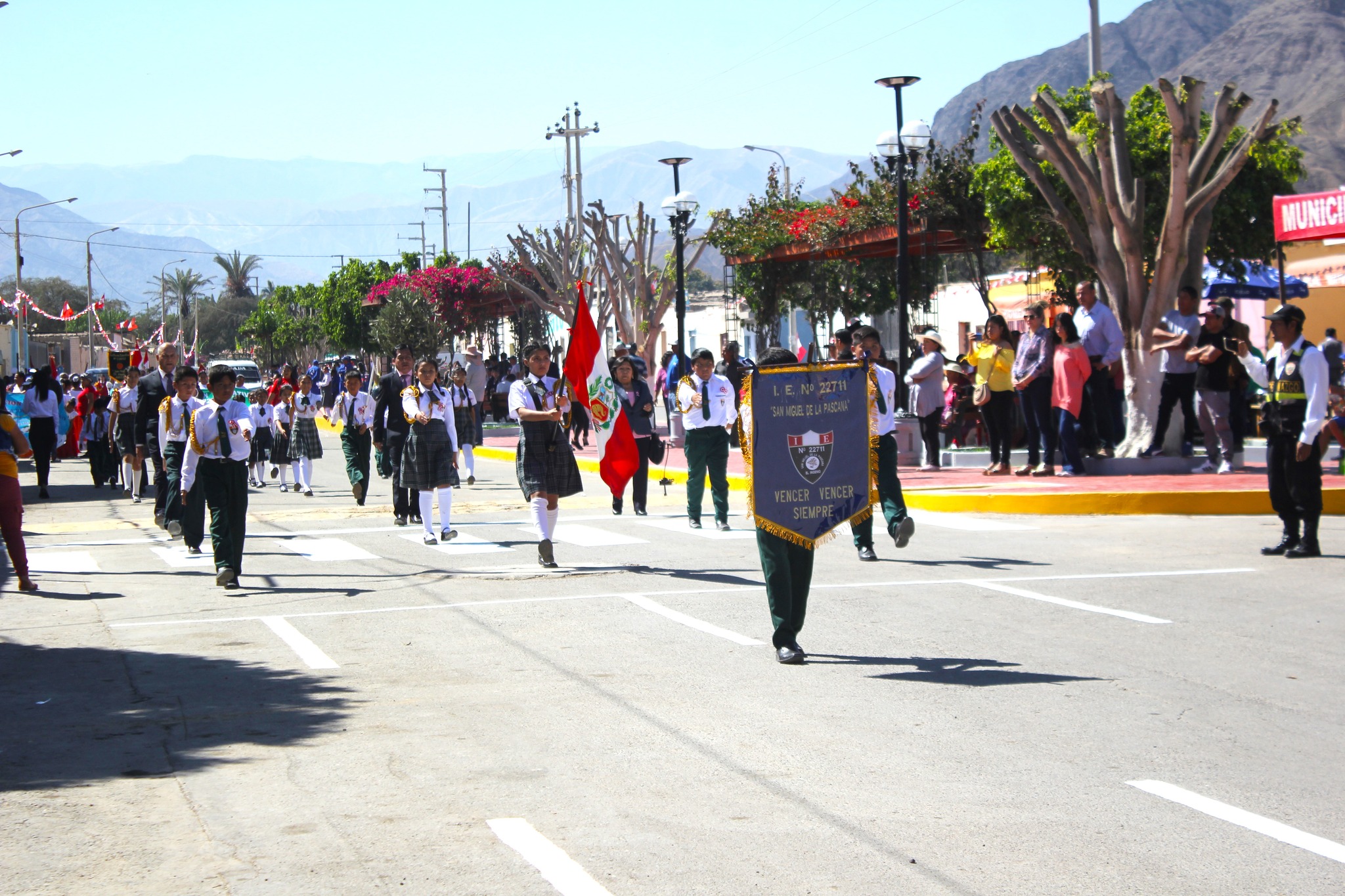 Escolares marchando en el desfile cívico
