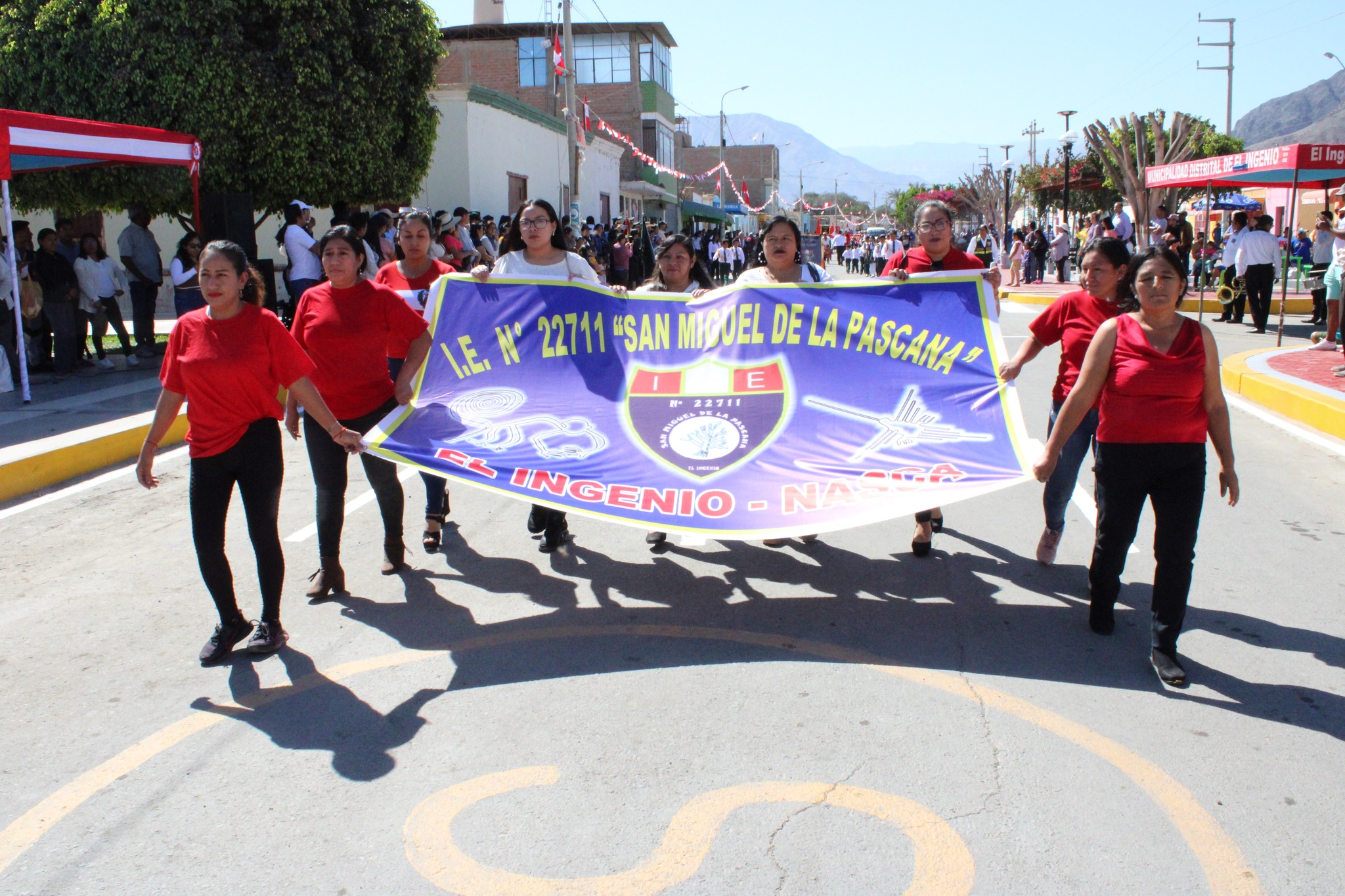 Personas marchando con un banner