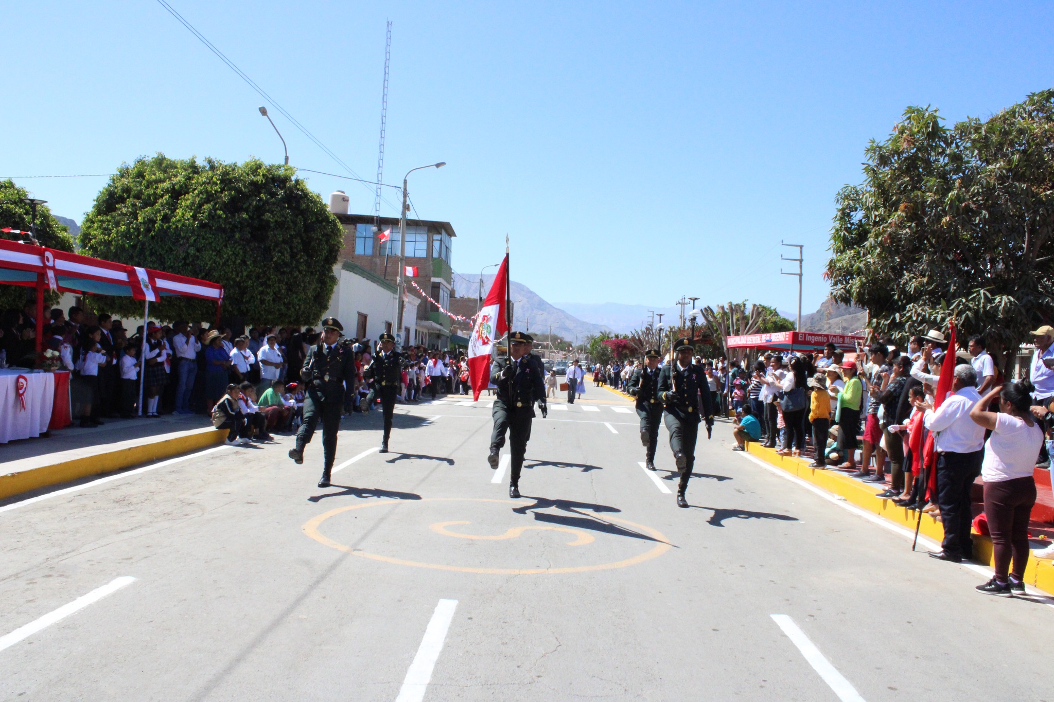 Policías marchando en el desfile