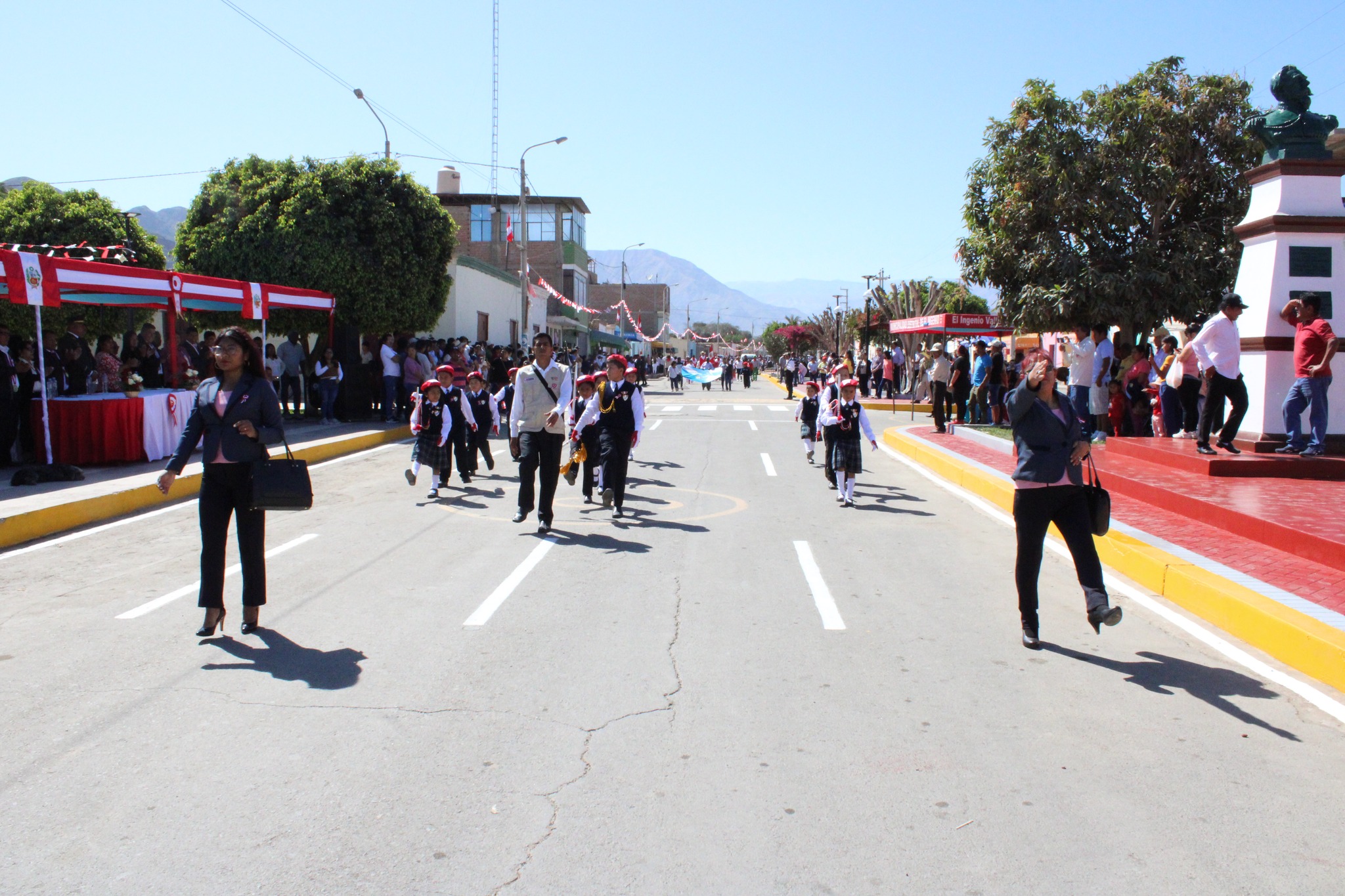 Escolares y profesores marchando en el desfile