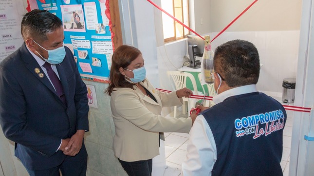 Autoridades regionales inaugurando el nuevo Tópico de Cirugía en el servicio de Emergencias en el hospital Leoncio Prado de Huamachuco