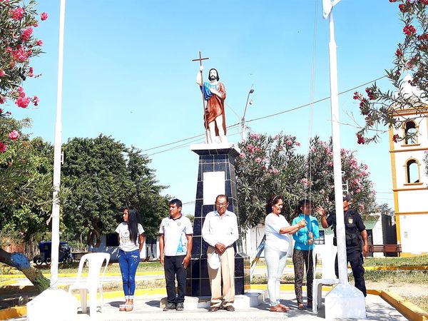 Izamiento dominical y premiación a la Ganadora por participar en el Concurso del Día del Reciclaje