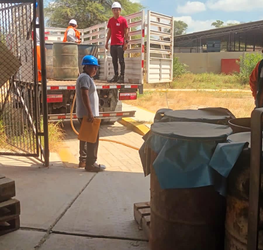 Alcalde recibe 1000 galones de petróleo