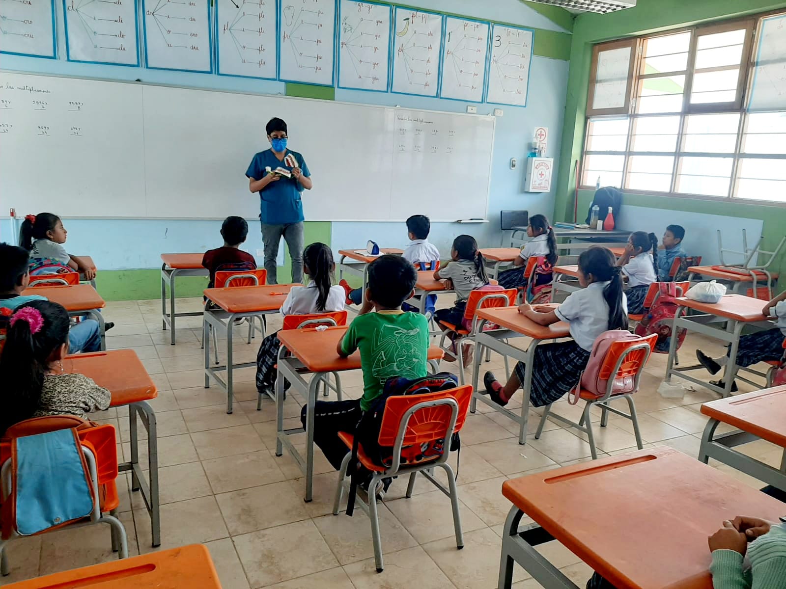 Charla educativa sobre el dengue y técnicas de higiene bucal