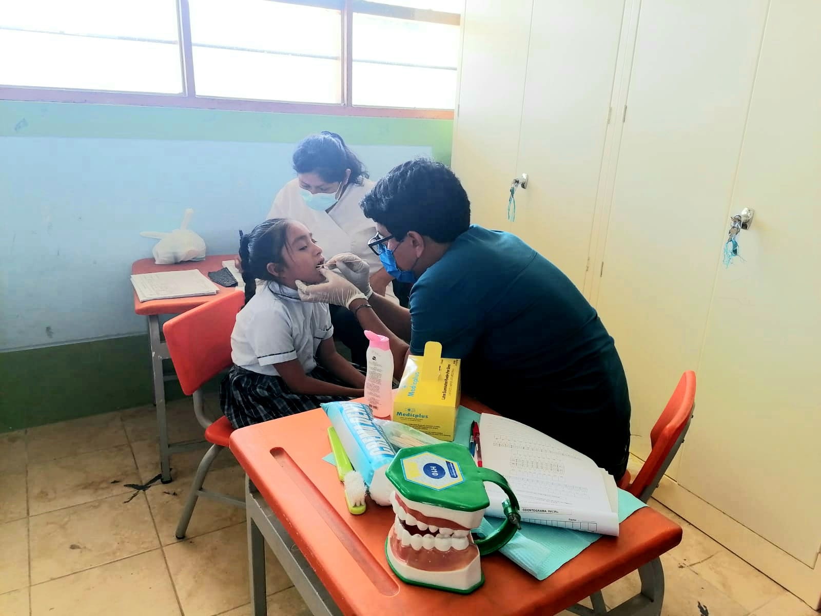 Charla educativa sobre el dengue y técnicas de higiene bucal