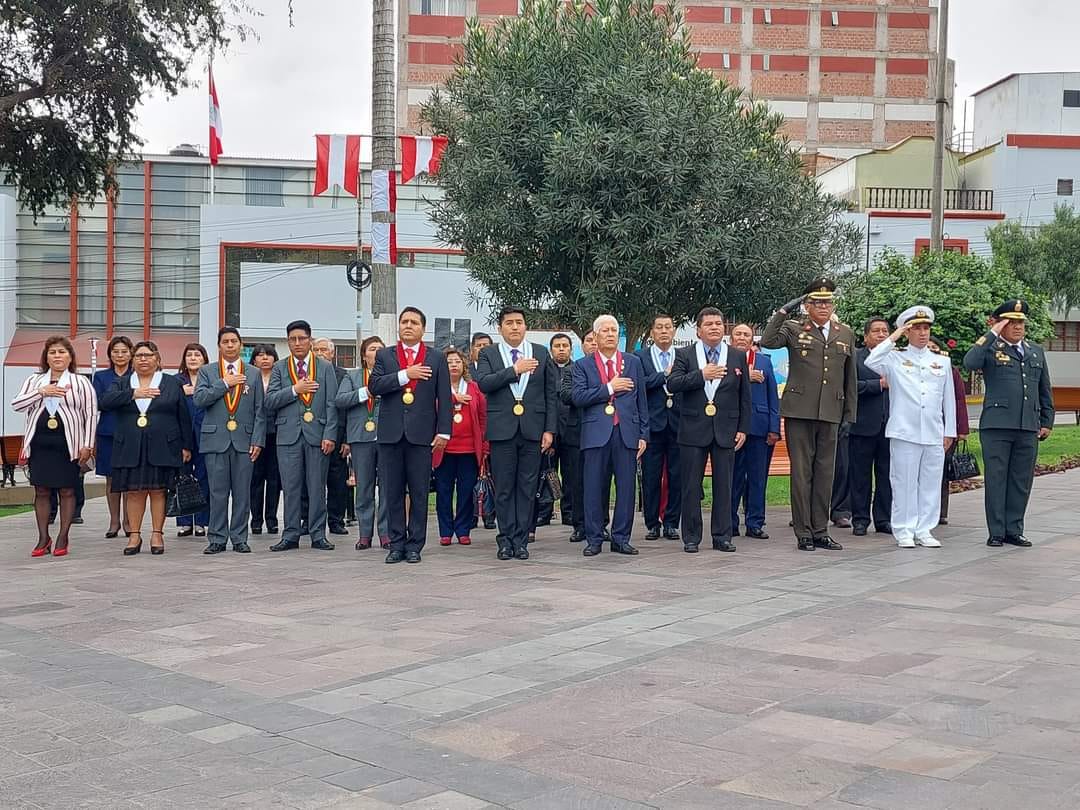 El alcalde de la Provincia de Ilo, Abg. Humberto Tapia Garay, junto a regidores participaron de los actos protocolares por los 202 años de independencia del Perú, que se iniciaron esta mañana en la Plaza de Armas de la ciudad.