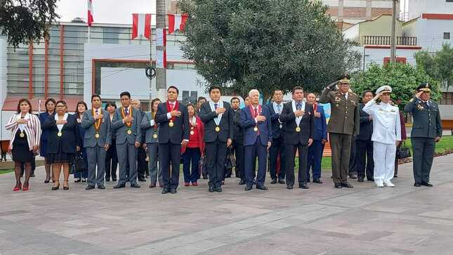 El alcalde de la Provincia de Ilo, Abg. Humberto Tapia Garay, junto a regidores participaron de los actos protocolares por los 202 años de independencia del Perú, que se iniciaron esta mañana en la Plaza de Armas de la ciudad.