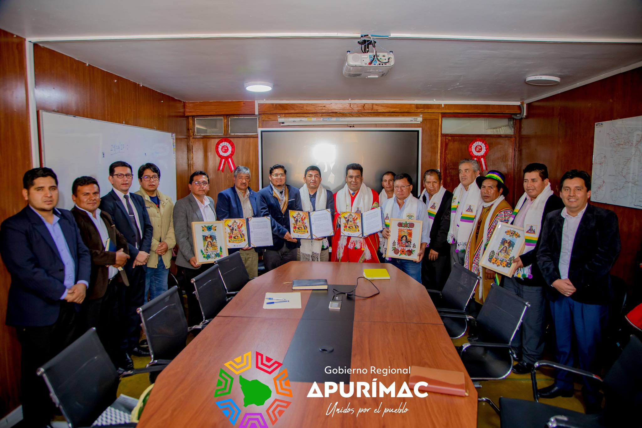Ejecución y asfaltado de vía que unirá Anco Huallo - Uripa y Cocharcas será realidad al suscribir convenio gobernador regional con alcaldes