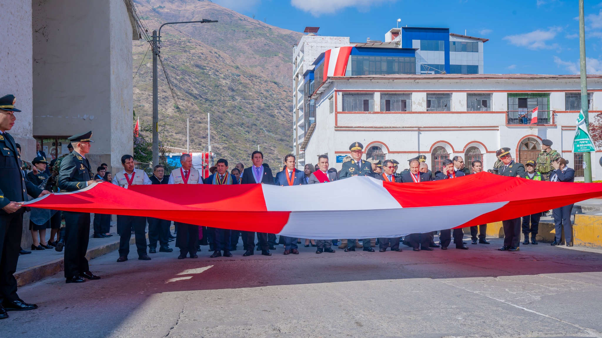 Con orgullo y honor, la MPA liderada por el alcalde de Abancay, Raúl Peña participó en la Misa y magno Desfile Cívico Patriótico, en conmemoración de los 202 años de independencia del Perú.