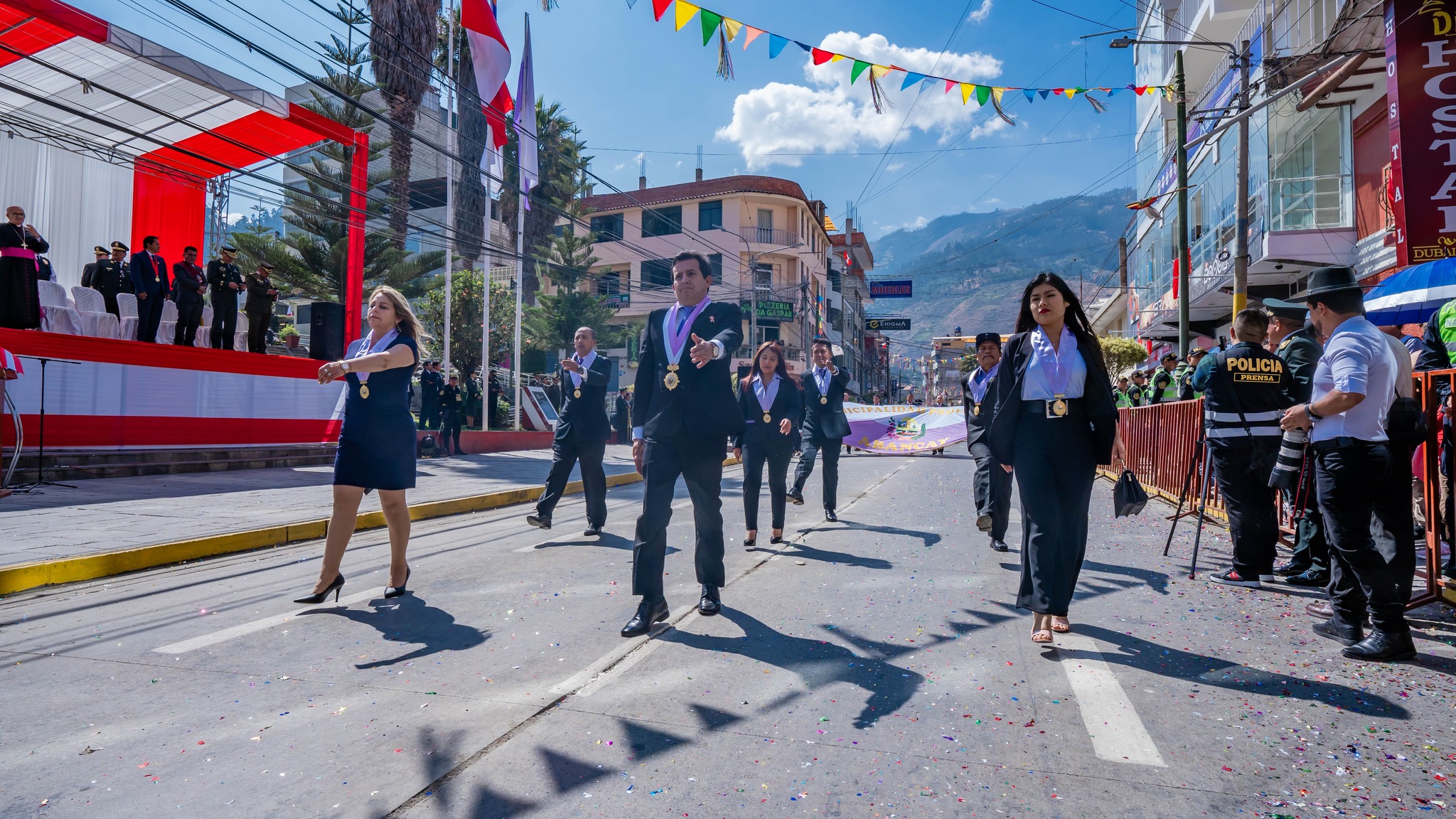 Con orgullo y honor, la MPA liderada por el alcalde de Abancay, Raúl Peña participó en la Misa y magno Desfile Cívico Patriótico, en conmemoración de los 202 años de independencia del Perú.