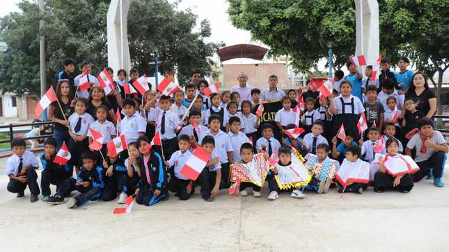 Niños de Cerro Blanco Desfilan