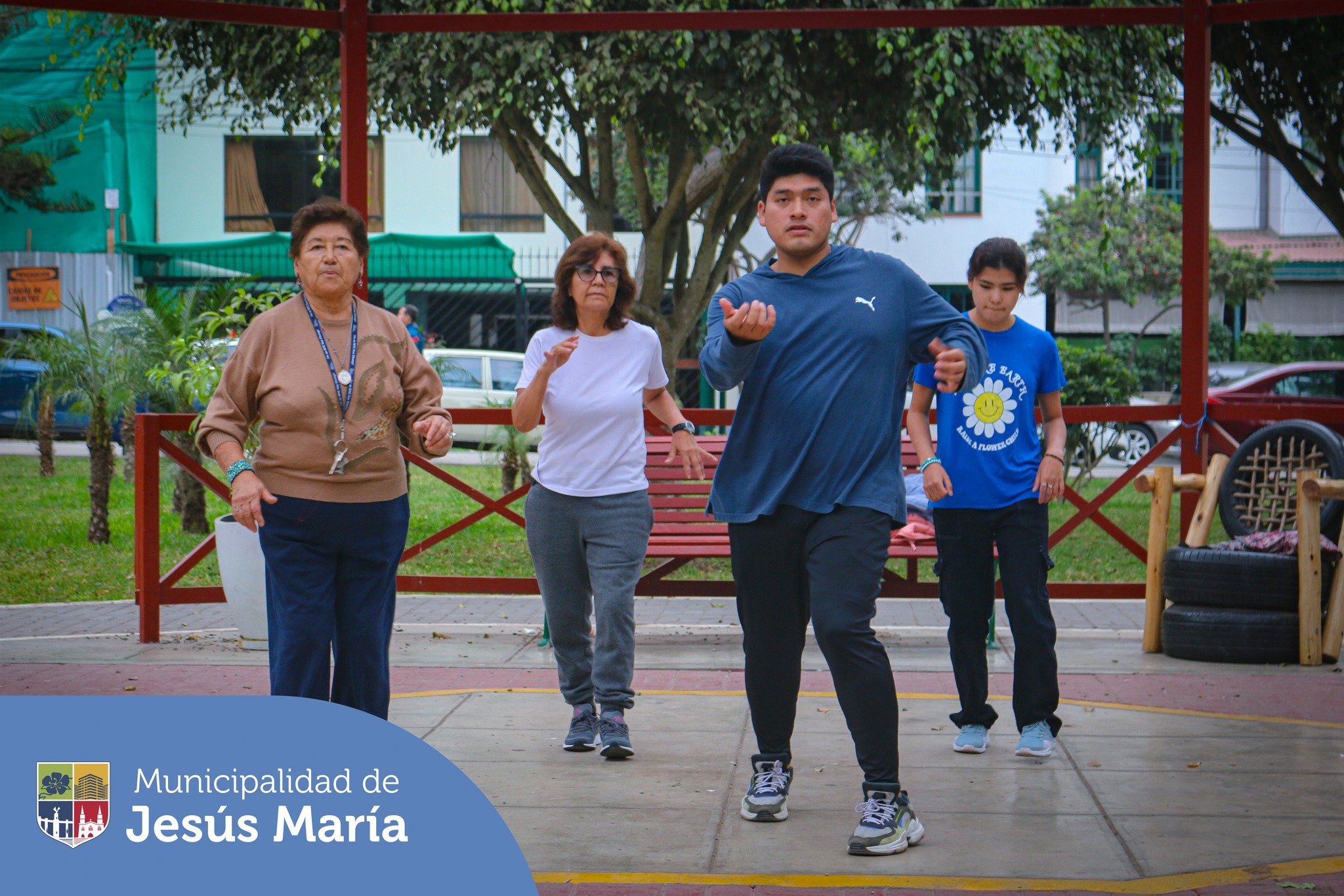Agradecemos a los vecinos que participaron de la exhibición gratuita de salsa y bachata en nuestro emblemático Parque Habich .Ellos pudieron deleitarse con los experimentados bailarines y aprender un poco más acerca de estos dinámicos ritmos.Permanezcan atentos a nuestras redes sociales para