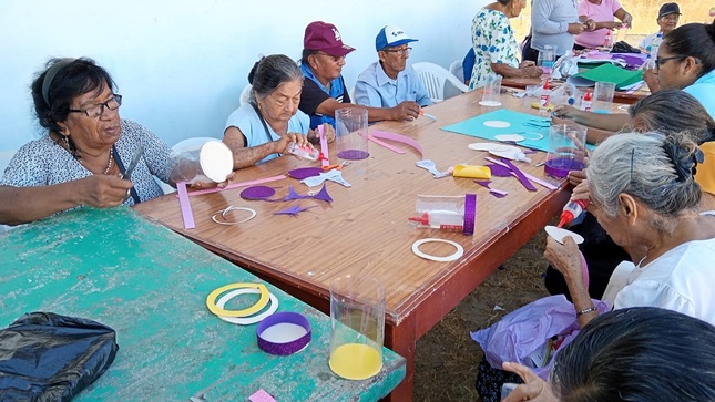 Adultos mayores de Cancas elaboran manualidades 