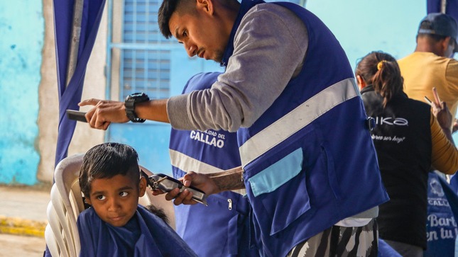 Niños, jóvenes y adultos fueron atendidos por nuestro equipo de barberos profesionales