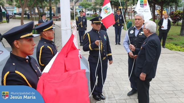 👏🏻 Rendimos homenaje a nuestro Pabellón Nacional en la más reciente ceremonia de izamiento 🇵🇪 que se realizó en nuestra emblemática Plaza San José, 🎉 por los 202 años de independencia del Perú.
#EsTiempoDeSoluciones #JesúsMaríaSomosTodos