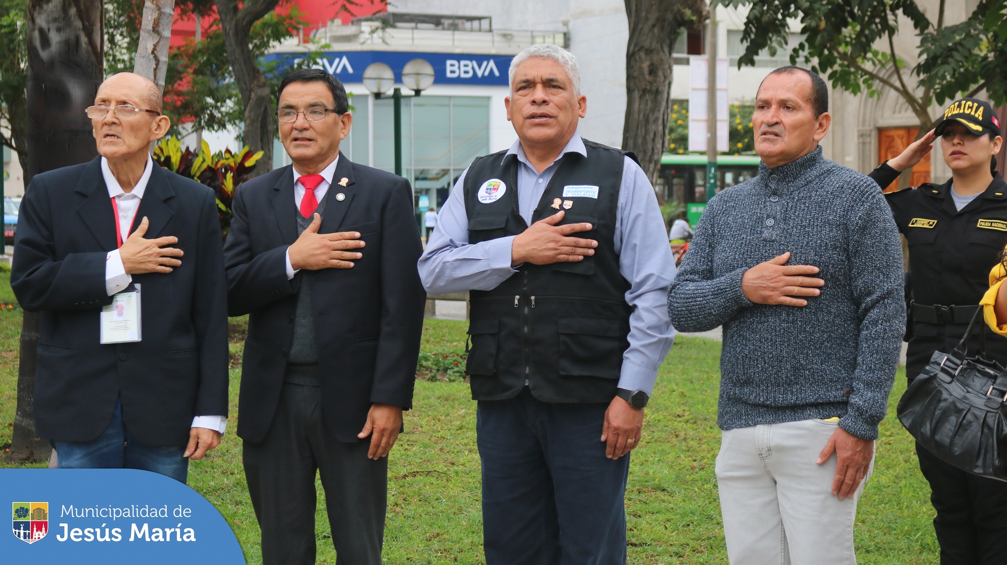 👏🏻 Rendimos homenaje a nuestro Pabellón Nacional en la más reciente ceremonia de izamiento 🇵🇪 que se realizó en nuestra emblemática Plaza San José, 🎉 por los 202 años de independencia del Perú.
#EsTiempoDeSoluciones #JesúsMaríaSomosTodos
