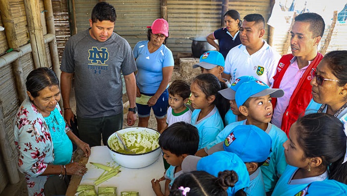 Adultos mayores enseñan la preparación de humitas y chicha morada.