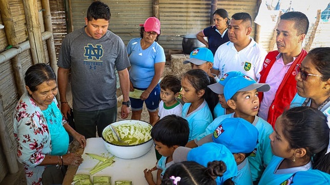 Adultos mayores enseñan la preparación de humitas y chicha morada.