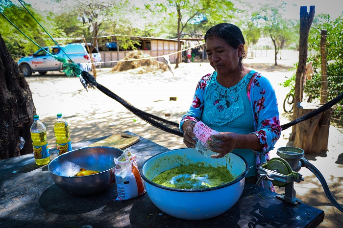 Adultos mayores enseñan la preparación de humitas y chicha morada.
