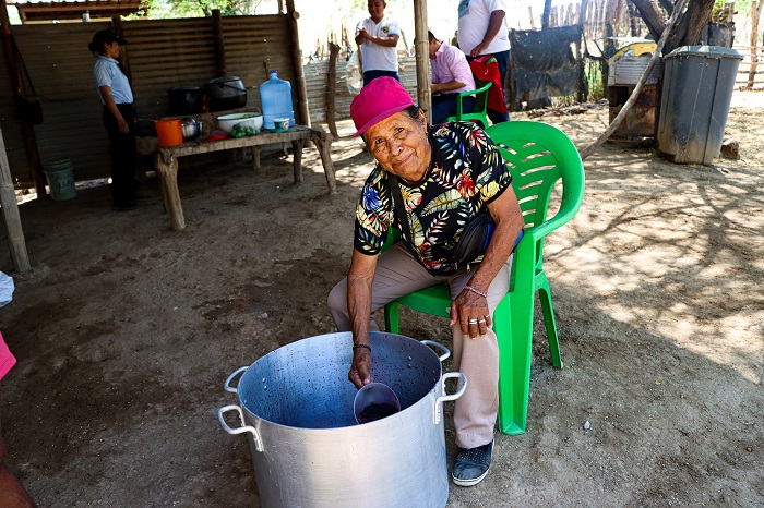 Adultos mayores enseñan la preparación de humitas y chicha morada.