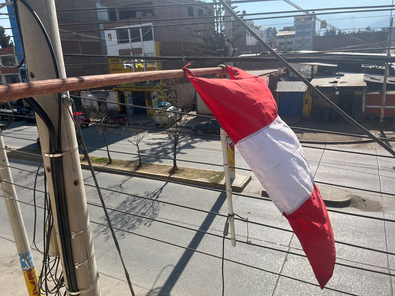 Electrocentro exhorta evitar colocar banderas cerca de redes eléctricas