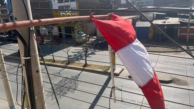 Electrocentro exhorta evitar colocar banderas cerca de redes eléctricas