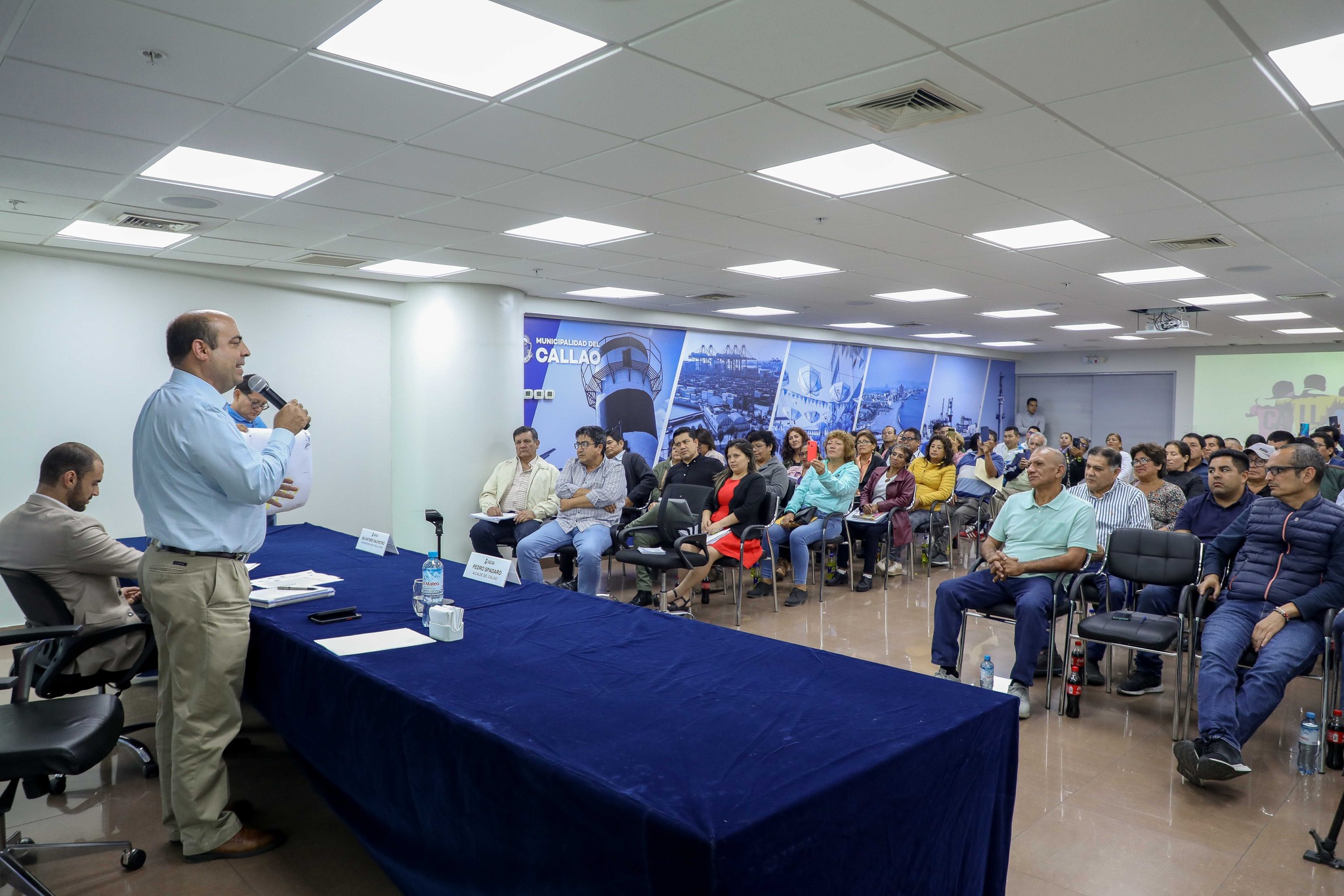 El alcalde Pedro Spadaro, se reuni贸 con los dirigentes de este sector del Callao para dar a conocer los planes de desarrollo que beneficiar谩n a toda la poblaci贸n.