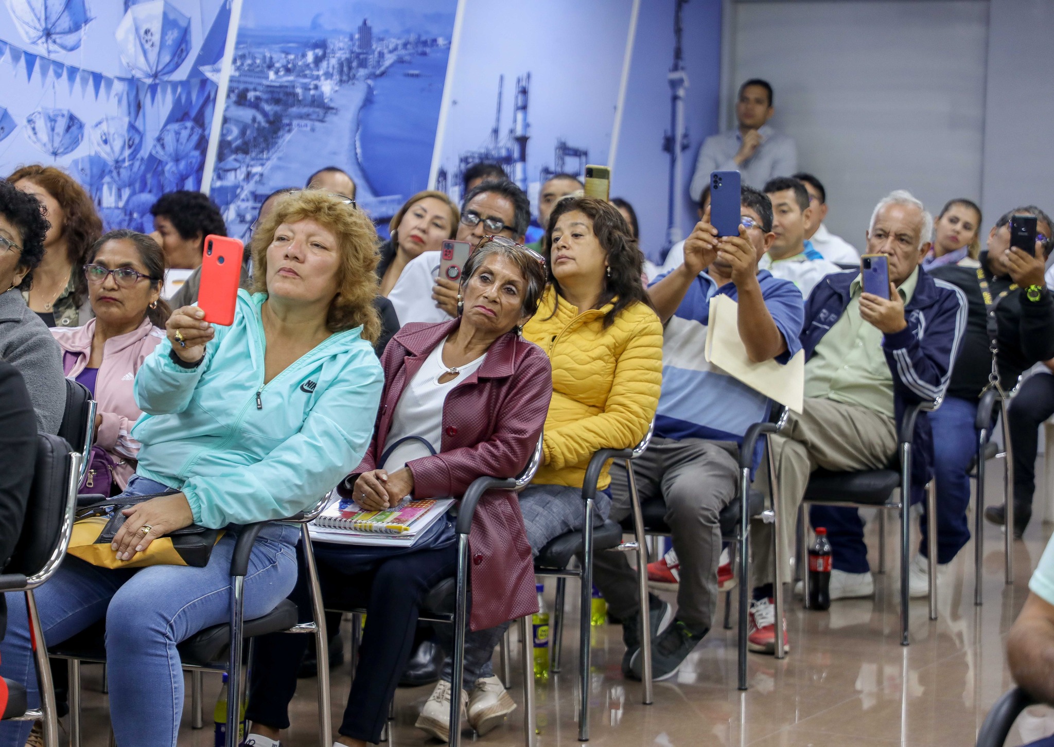 El alcalde Pedro Spadaro, se reuni贸 con los dirigentes de este sector del Callao para dar a conocer los planes de desarrollo que beneficiar谩n a toda la poblaci贸n.