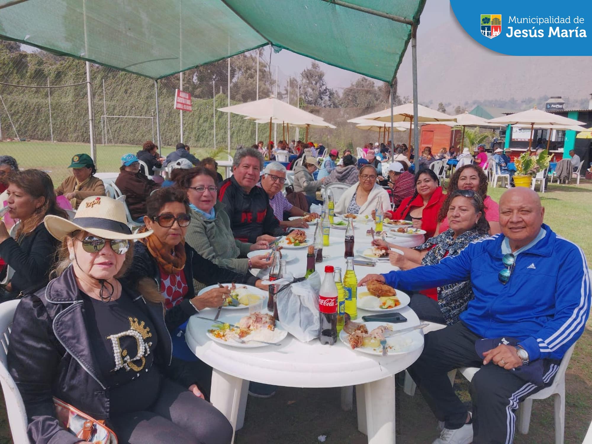 Nuestros vecinos disfrutaron de un paseo recreativo al hermoso Chosica 🚌⛺. Visitaron el Club Campestre Adertel, dónde se divirtieron en sus piscinas 🏊♀️ increíbles y maravilloso clima 🌞.
Seguiremos anunciando actividades de confraternidad y esparcimiento para todos los jesusmarianos. 🙌🏻
#JesúsMaríaSomosTodos #EsTiempoDeSoluciones