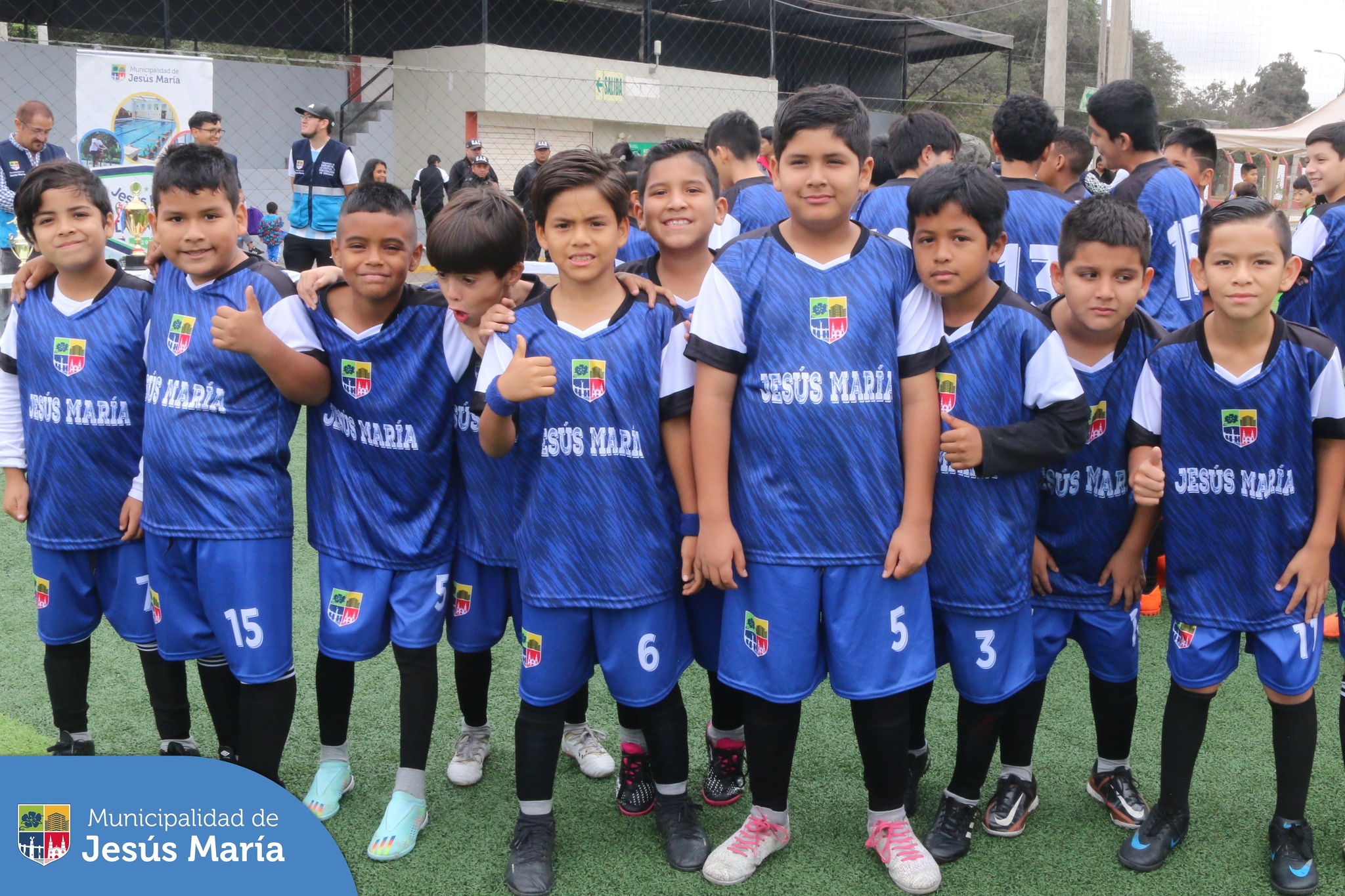 ⚽ Felicitamos a nuestros pequeños jesusmarianos de las categorías sub 10 y sub 12 por haber clasificado y pasado a la gran final. ¡Quedan todos invitados para alentarlos! 🤝
🗓️ Jueves 27 de julio
🏟️ Estadio Municipal del Campo de Marte
⏰ 9:00 a.m.
¡No falten!
#JMDeportes #JesúsMaríaSomosTodos #EsTiempoDeSoluciones