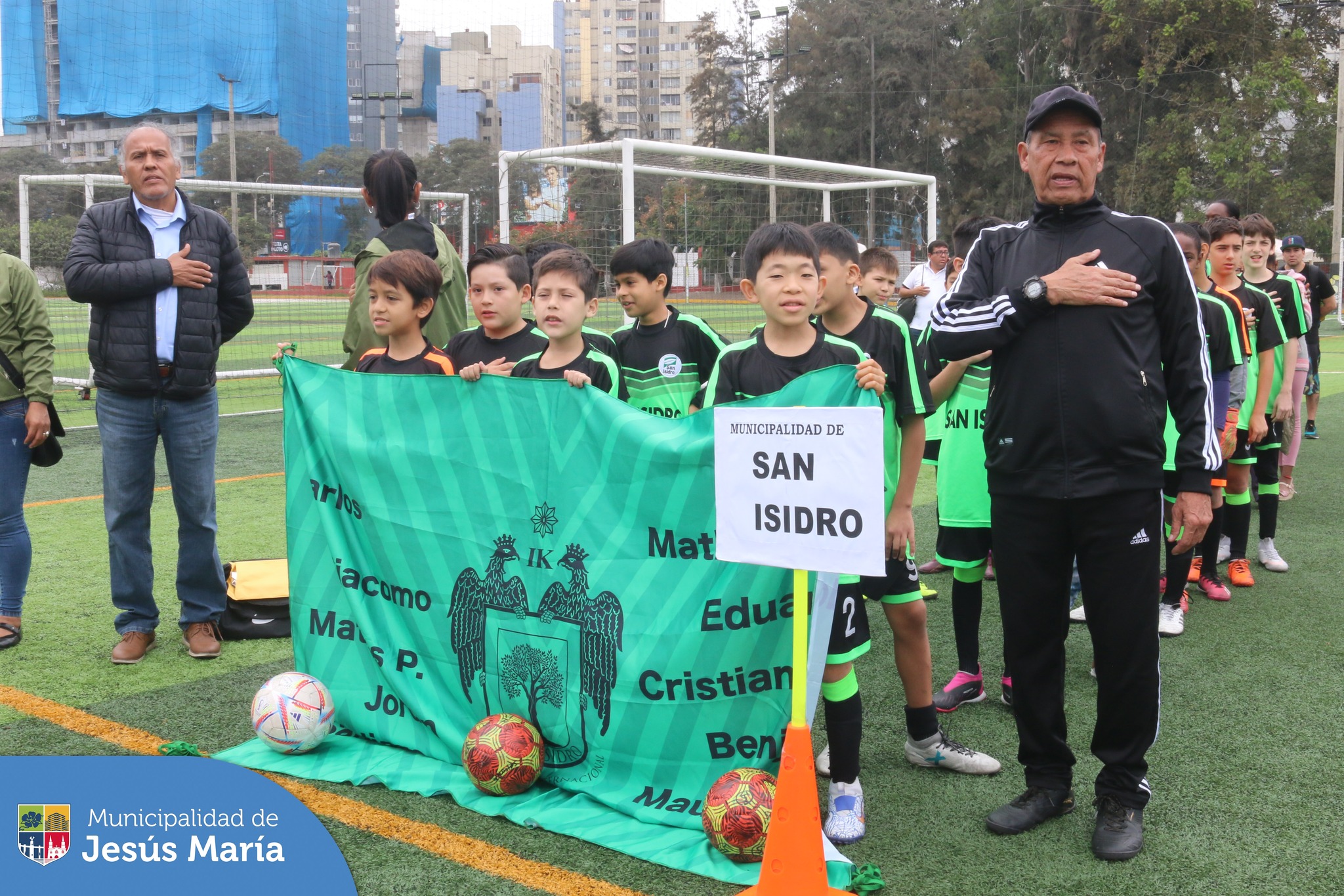 ⚽ Felicitamos a nuestros pequeños jesusmarianos de las categorías sub 10 y sub 12 por haber clasificado y pasado a la gran final. ¡Quedan todos invitados para alentarlos! 🤝
🗓️ Jueves 27 de julio
🏟️ Estadio Municipal del Campo de Marte
⏰ 9:00 a.m.
¡No falten!
#JMDeportes #JesúsMaríaSomosTodos #EsTiempoDeSoluciones