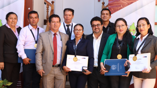 docentes premiados junto a directivos de la la DRE Amazonas 