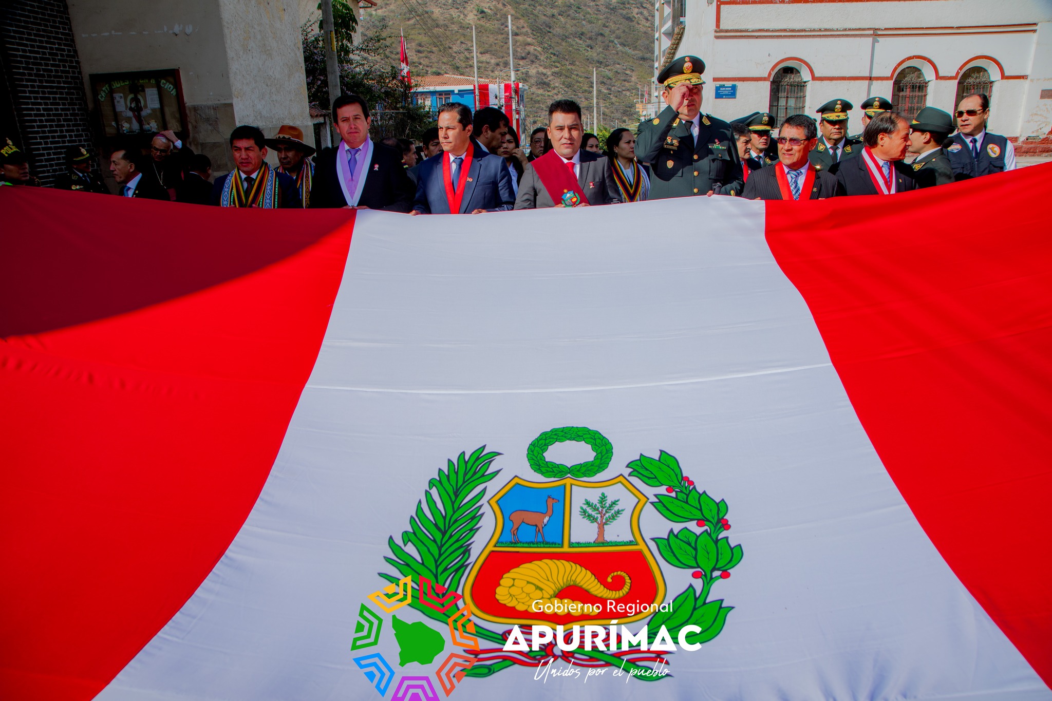 Gobernador regional Percy Godoy rindió homenaje al Perú con fervor patriótico e identidad nacional en imponente desfile cívico institucional