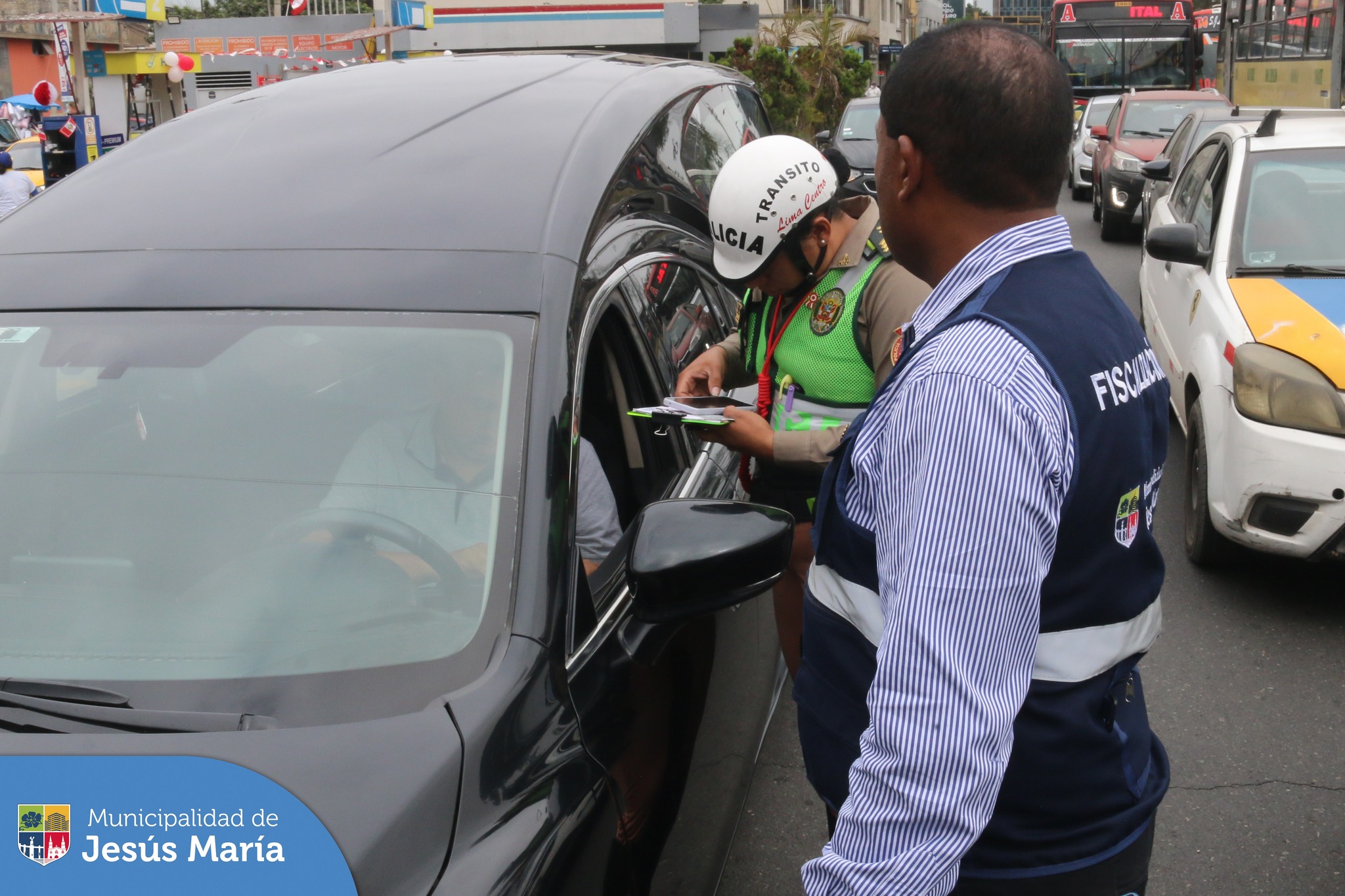 Nuestro equipo de Fiscalización, en trabajo conjunto con la 👮 Policía Nacional, realizaron un operativo en las inmediaciones del Hospital Rebagliati. En la intervención se colocaron stickers de advertencia a los vehículos estacionados de manera indebida, impidiendo la libre circulación. ⛔
#JesúsMaríaSomosTodos #EsTiempoDeSoluciones