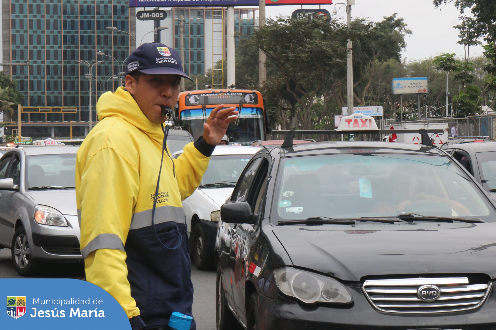Nuestro equipo de Fiscalización, en trabajo conjunto con la 👮 Policía Nacional, realizaron un operativo en las inmediaciones del Hospital Rebagliati. En la intervención se colocaron stickers de advertencia a los vehículos estacionados de manera indebida, impidiendo la libre circulación. ⛔
#JesúsMaríaSomosTodos #EsTiempoDeSoluciones