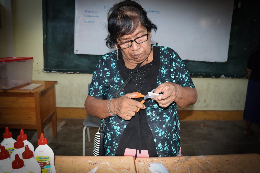 Adultos mayores enseñan la preparación de chifles y banderines
