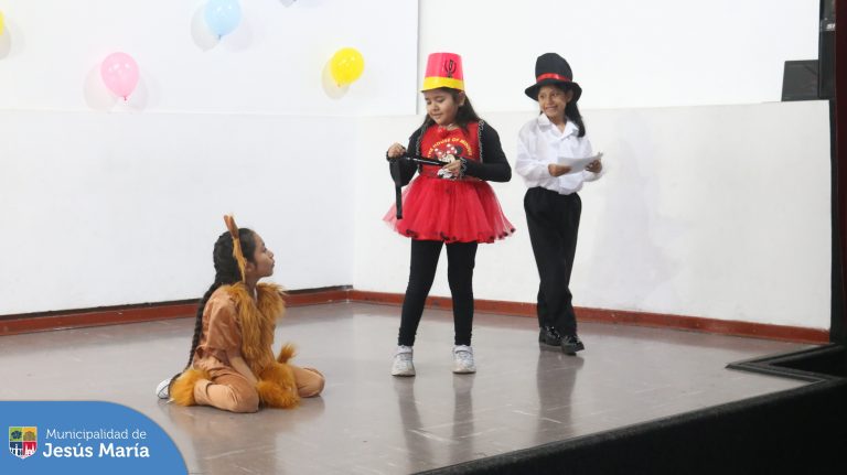 Culminó con éxito nuestro taller de 🎭 teatro para niños. Felicitamos a los participantes, quienes nos deleitaron mostrando su talento a padres y visitantes. 🎤👏🏼