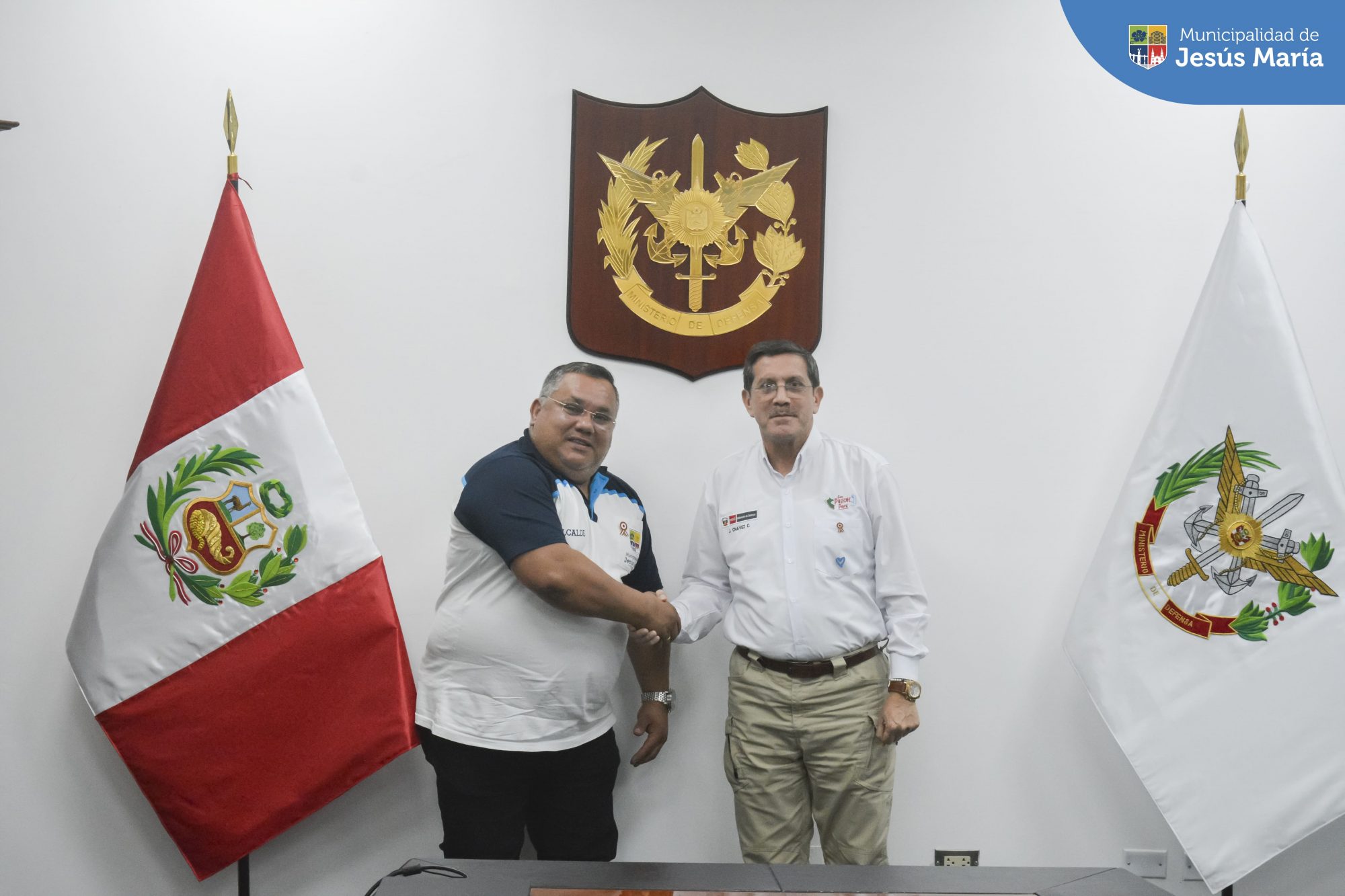 Nuestro alcalde Jesús Gálvez Olivares junto con nuestro Gerente Municipal Harry Mac Bride mantuvieron una reunión con el ministro de defensa Jorge Chávez Cresta para aplicar en
el plan de contingencia en materia de seguridad 🚓 y limpieza pública 🧹