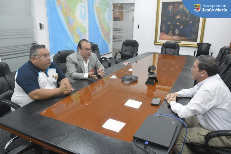 Nuestro alcalde Jesús Gálvez Olivares junto con nuestro Gerente Municipal Harry Mac Bride mantuvieron una reunión con el ministro de defensa Jorge Chávez Cresta para aplicar en
el plan de contingencia en materia de seguridad 🚓 y limpieza pública 🧹