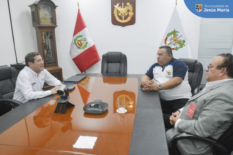Nuestro alcalde Jesús Gálvez Olivares junto con nuestro Gerente Municipal Harry Mac Bride mantuvieron una reunión con el ministro de defensa Jorge Chávez Cresta para aplicar en
el plan de contingencia en materia de seguridad 🚓 y limpieza pública 🧹