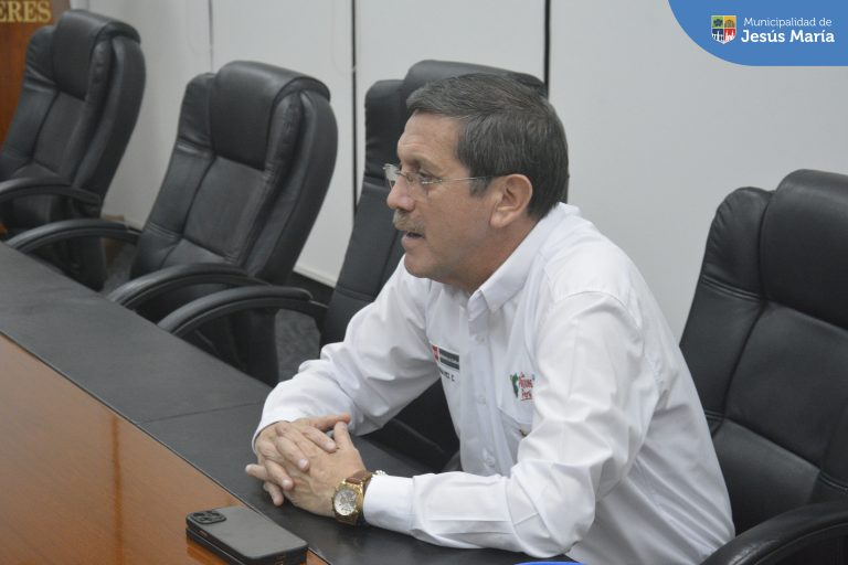 Nuestro alcalde Jesús Gálvez Olivares junto con nuestro Gerente Municipal Harry Mac Bride mantuvieron una reunión con el ministro de defensa Jorge Chávez Cresta para aplicar en
el plan de contingencia en materia de seguridad 🚓 y limpieza pública 🧹
