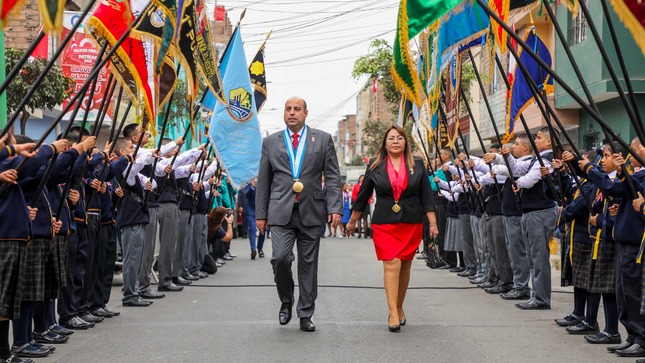 El alcalde Pedro Spadaro asistió al desfile cívico militar escolar organizado por la Municipalidad de Carmen de la Legua. 