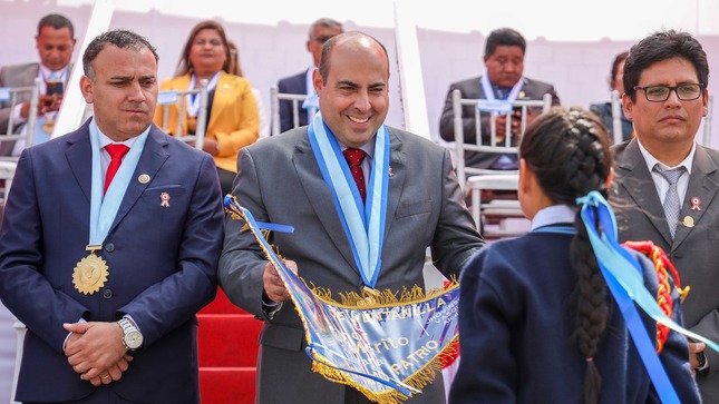 El desfile cívico militar escolar, organizado por la Municipalidad de Ventanilla, tuvo como invitado de honor al alcalde del Callao, Pedro Spadaro.