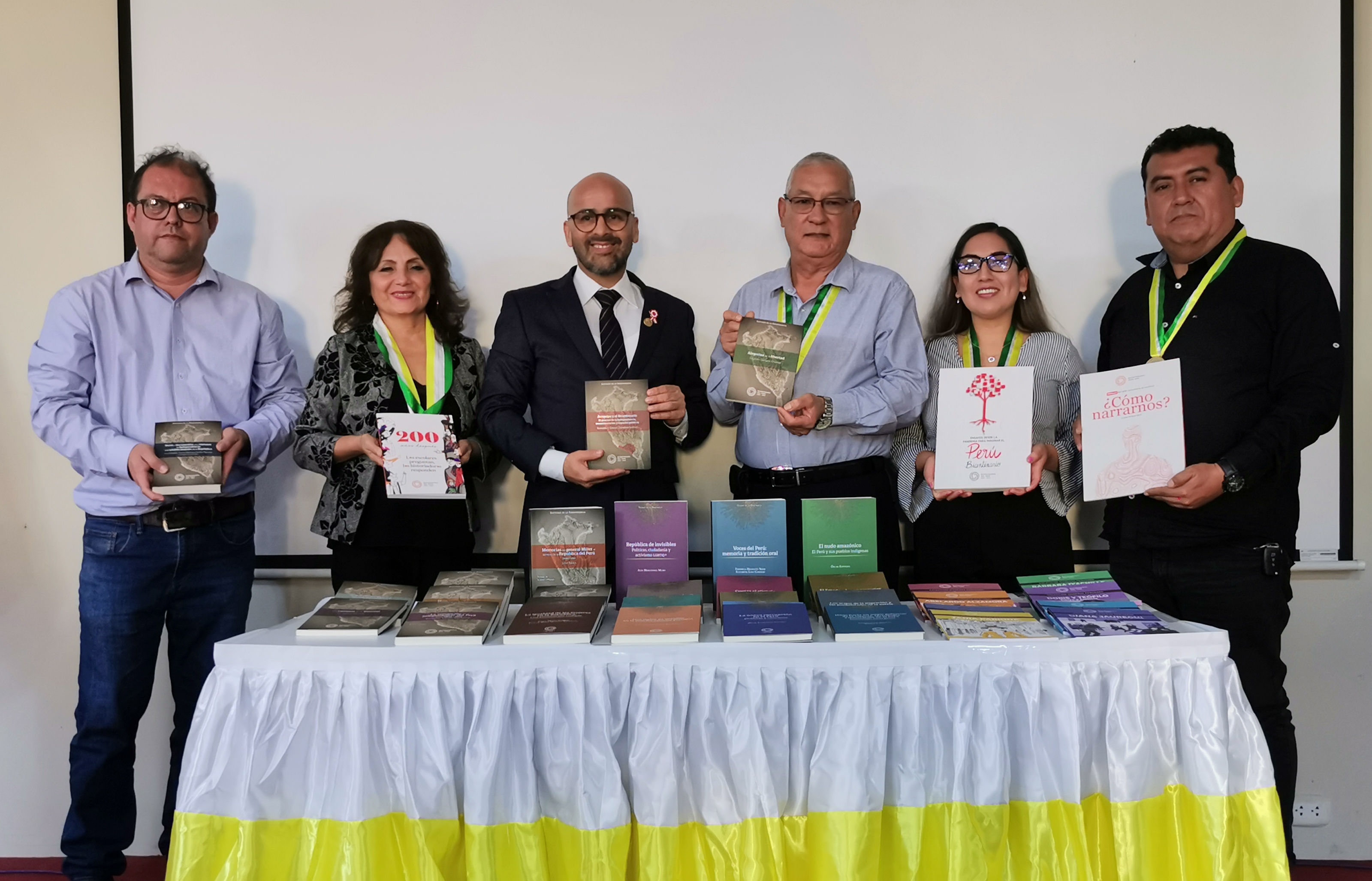 MUNICIPALIDAD REALIZA EXITOSO EVENTO CULTURAL CON REPRESENTANTES DEL PROYECTO ESPECIAL BICENTENARIO DE LA INDEPENDENCIA DEL PERU DEL MINISTERIO DE CULTURA
 
¡Valorando la identidad cultural! En representación del alcalde Julio Meléndez Lázaro, los regidores Isabel Lomparte Monteza y Pedro López Mejía participaron de la ceremonia oficial de entrega de la Colección Biblioteca Bicentenario editados por la Dirección Ejecutiva del Proyecto Especial Bicentenario de la Independencia del Perú del Ministerio de Cultura, que tiene como objetivo reflexionar sobre la independencia, vida republicana y el país que queremos. 

La mencionada colección emblemática reúne lo mejor de las letras republicanas y las tradiciones orales de nuestros pueblos originarios. Su difusión se hizo para leer y pensar de forma crítica sobre los doscientos años de vida republicana, y ahora formarán parte de la Biblioteca Municipal de la Municipalidad Provincial de Casma para beneficio de la población.

La reunión contó con la presencia del director del Proyecto Bicentenario, Juan Antonio Silva Sologuren, quien destacó el compromiso de la actual gestión municipal toda vez que apuesta por la cultura, el arte y las costumbres locales. “Hoy estamos aquí por iniciativa de la autoridad edil, entregando esta donación y con el compromiso de que los ciudadanos beneficiarios se enriquezcan culturalmente”, expresó. 

En esta velada cultural, los regidores Isabel Lomparte y Pedro López Mejía entregaron el diploma de reconocimiento al director ejecutivo del Proyecto Especial Bicentenario, Juan Antonio Silva Sologuren, por su aporte cultural a Casma y la preocupación que tiene por mantener viva las costumbres del Perú entero. 

También se hizo entrega de dicho reconocimiento al director del Fondo Editorial para la Promoción de la Ciencia, Cultura y la Educación, Jorge Luis Sánchez Choclote, por su contribución al desarrollo cultural de Casma por la exitosa exhibición de la colección fotográfica “Sechín: Guerreros de Piedra” muestra museográfica presentada entre los meses de marzo, abril y mayo del 2023 en la Sala Nasca del Ministerio de Cultura que contó también con el apoyo del Proyecto Bicentenario y la Dirección General de Museos del Ministerio de Cultura. 

En el evento cultural realizado en el marco de las actividades por los 272 años de fundación de Casma y las fiestas patronales en honor a la patrona Santa María Magdalena participaron los regidores Pedro Vidal Macedo y Marjory Silva Saavedra, quienes destacaron la llegada de los representantes del Proyecto Especial Bicentenario y el Fondo Editorial a Casma, toda vez que es una importante oportunidad para que la provincia difunda sus atractivos. 

La ceremonia contó con la participación del elenco de estudiantes pertenecientes a la compañía de teatro y danza la I.E.P. Santa Isabel de Hungría, quienes mostraron su talento con la presentación de la Danza Sechín y un teatro en homenaje a la cultural local. También se hicieron presentes los colegios nacionales “Los Chilenos”, “Mariscal Luzuriaga”, “Inmaculada Concepción”, Colegio Particular “El Honguito”, el talentoso niño Carlitos Maguiña, quien interpreto la canción “Chankillo” y el exregidor Juan Montoya.