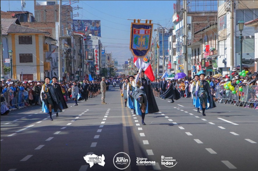 Vibrante desfile escolar por el aniversario patrio