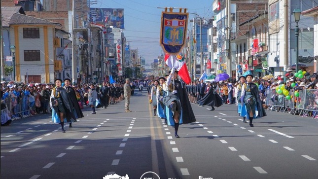 Vibrante desfile escolar por el aniversario patrio