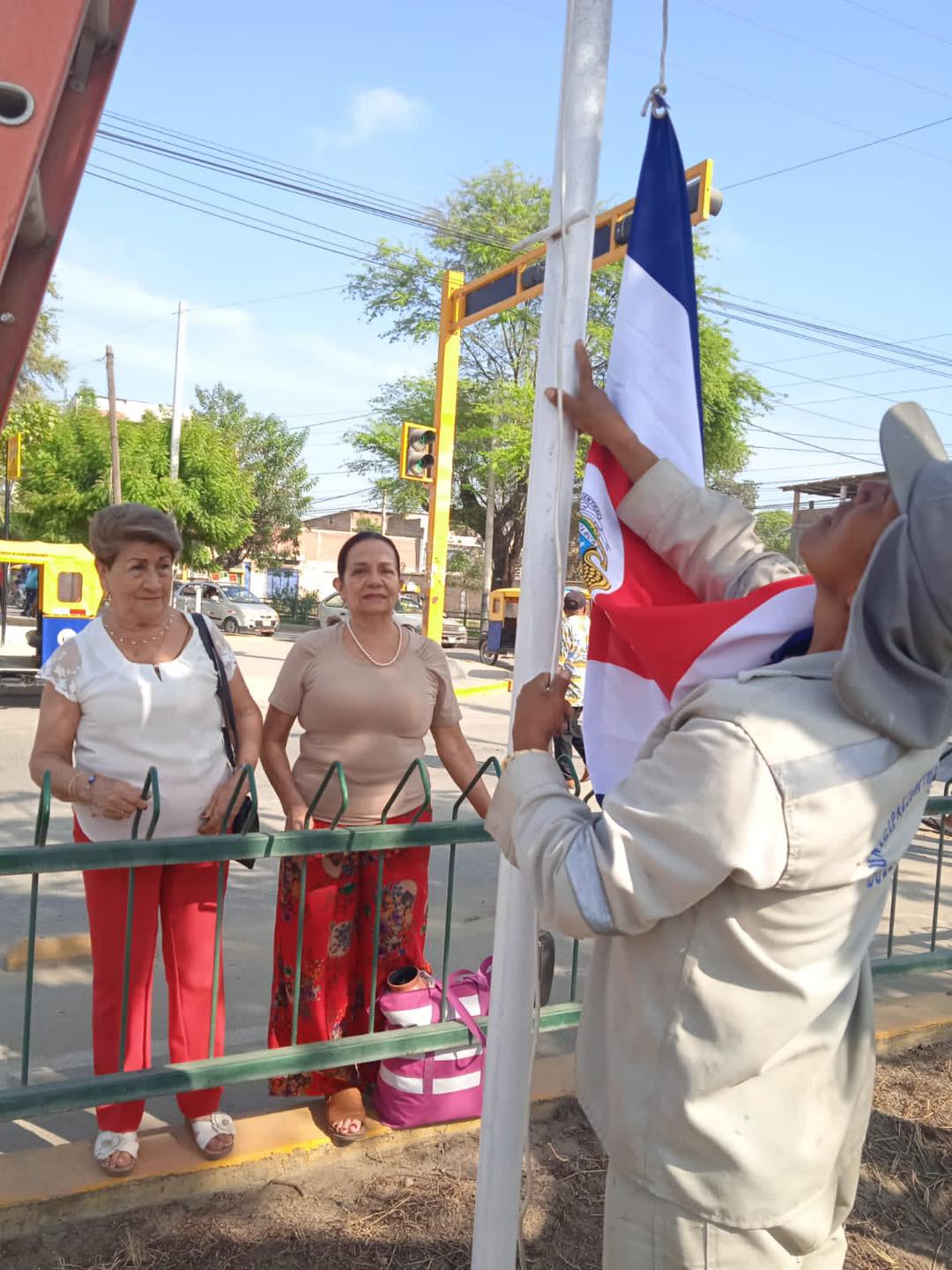 CON DISTINTIVOS PATRIOS ACONDICIONAN AVENIDA QUE SERÁ ESCENARIO DE DESFILE POR ANIVERSARIO DE LA INDEPENDENCIA DEL PERÚ