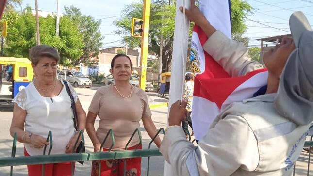 CON DISTINTIVOS PATRIOS ACONDICIONAN AVENIDA QUE SERÁ ESCENARIO DE DESFILE POR ANIVERSARIO DE LA INDEPENDENCIA DEL PERÚ 