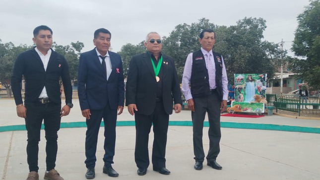 Regidor Gallo Cruz Representó Al Alcalde En Izamiento Y Desfile En Villa Huangalá